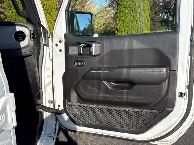 Used 2025 Jeep Wrangler Unlimited Sahara AWD/4WD image 22
