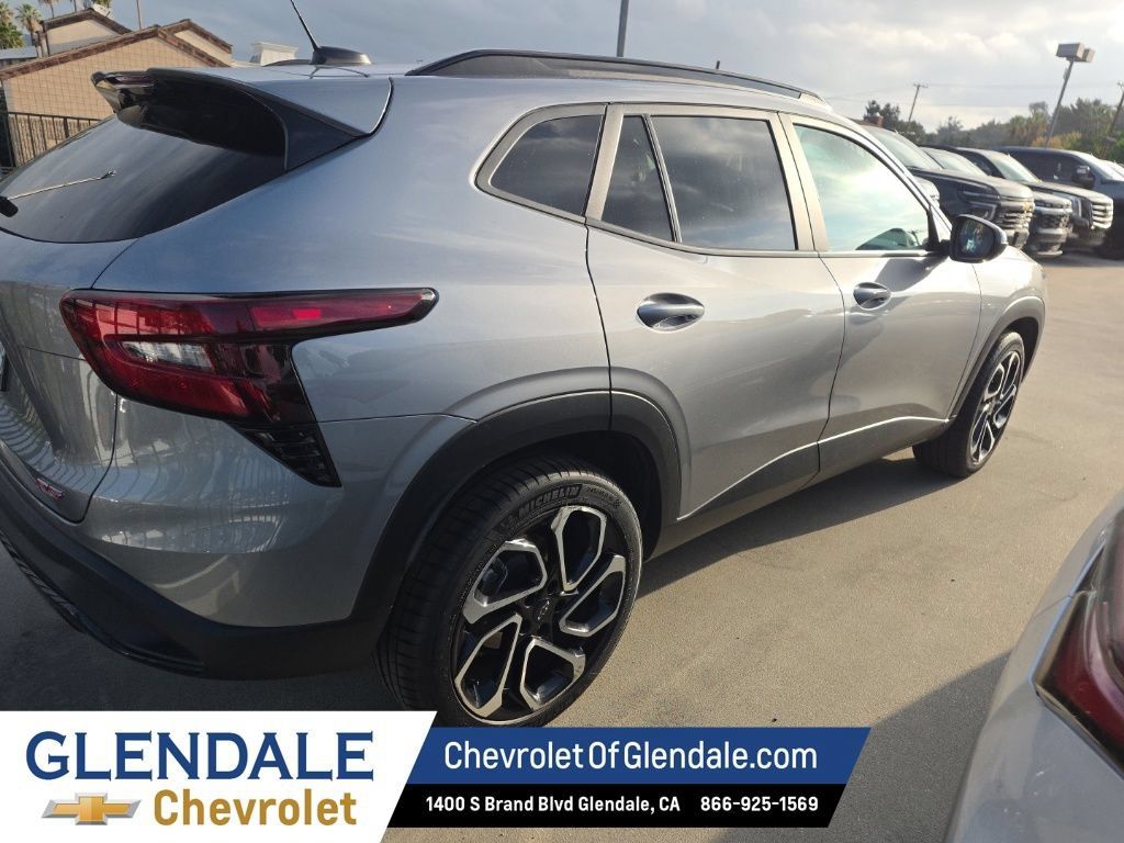 Used 2024 Chevrolet Trax RS w/ Driver Confidence Package FWD image 4