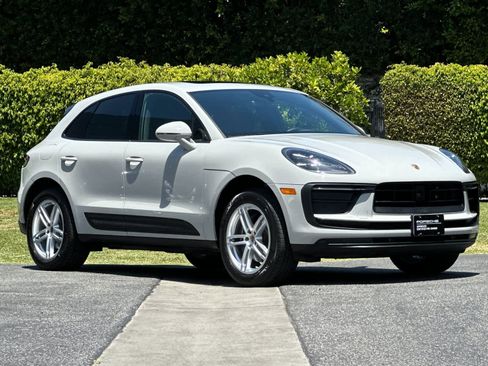 Certified 2025 Porsche Macan AWD/4WD image 10