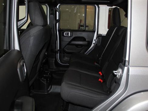 Used 2019 Jeep Wrangler Unlimited Sahara AWD/4WD image 27