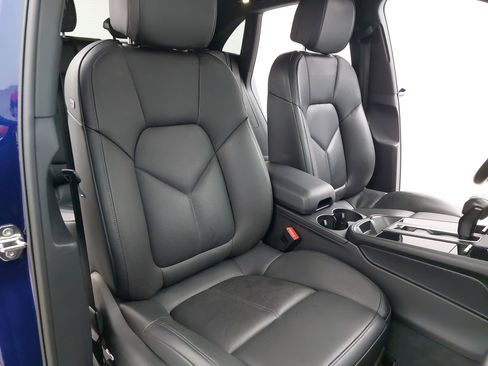 Certified 2023 Porsche Macan Turbo image 12