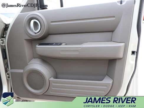 Used 2008 Dodge Nitro SXT image 8