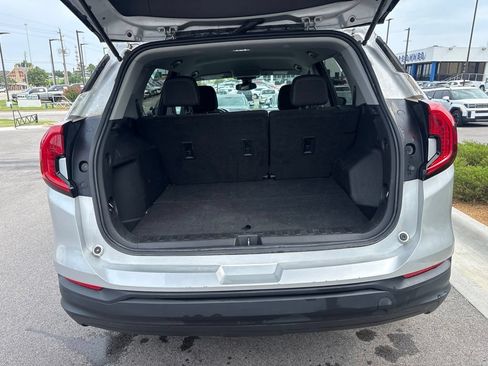 Used 2022 GMC Terrain SLE w/ Driver Convenience Package FWD image 18