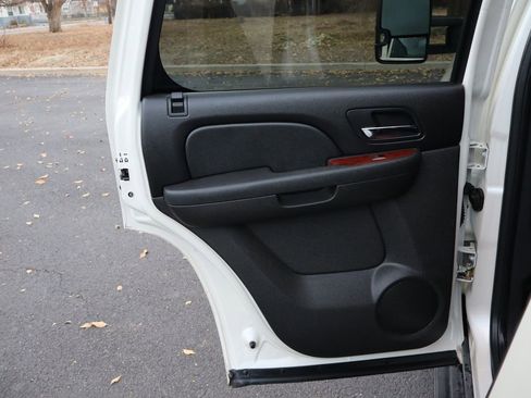 Used 2011 GMC Yukon SLT w/ SLT-2 Equipment Package image 26