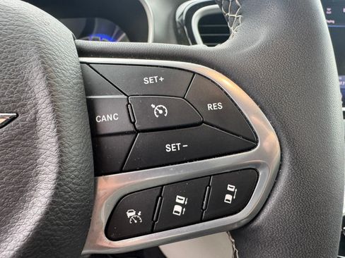 Used 2023 Chrysler Pacifica Touring-L FWD image 31