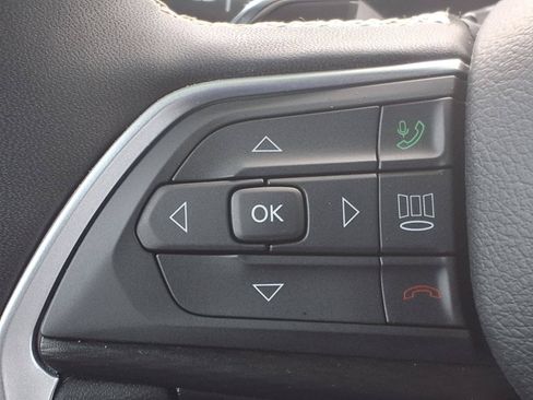 Used 2025 Jeep Grand Cherokee Altitude RWD image 13