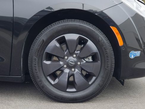 Used 2020 Chrysler Pacifica Limited w/ Advanced Safetytec Group image 9