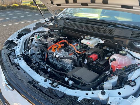 Used 2025 Chevrolet Equinox EV LT w/ Convenience Package image 11