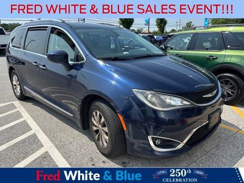 Used 2018 Chrysler Pacifica Touring-L w/ Premium Audio Group FWD image 1