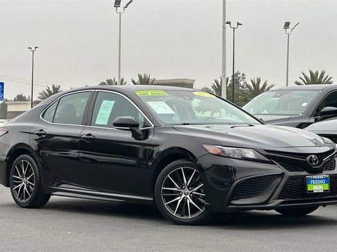 Used 2022 Toyota Camry SE image 3