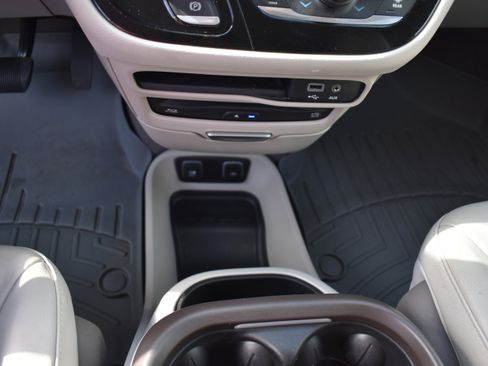 Used 2020 Chrysler Pacifica Touring-L Plus w/ Tire & Wheel Group image 23