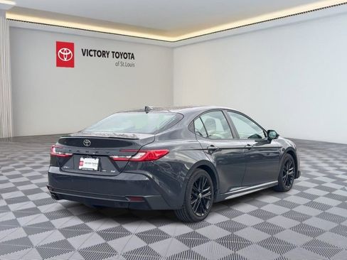 Used 2025 Toyota Camry SE image 4