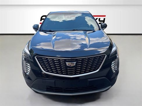 Used 2022 Cadillac XT4 Luxury w/ Cold Weather Package image 2