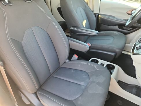 Used 2023 Chrysler Voyager LX FWD image 14