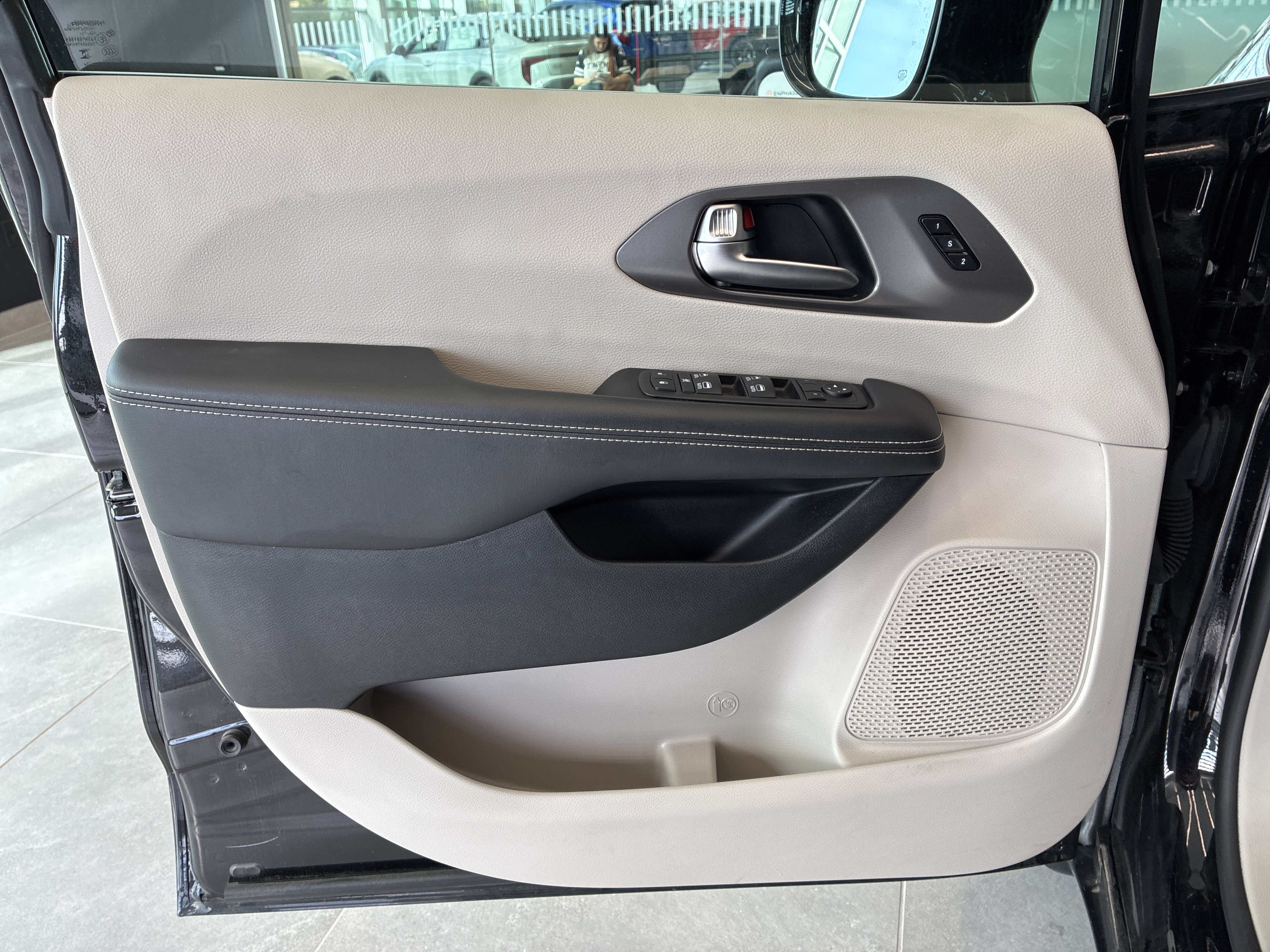 Certified 2024 Chrysler Pacifica Touring-L w/ Uconnect Theater Family Group AWD/4WD image 23