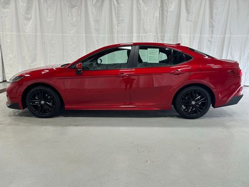 Used 2025 Toyota Camry SE image 4