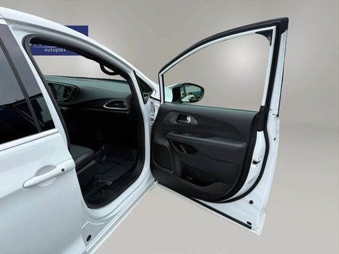 Used 2025 Chrysler Pacifica Select FWD image 28