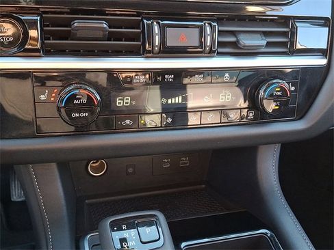 Used 2025 Nissan Pathfinder SL image 16