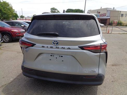 Used 2021 Toyota Sienna XLE FWD image 35