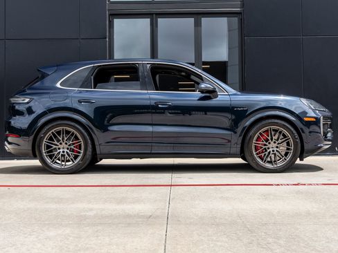 Certified 2025 Porsche Cayenne Turbo AWD/4WD image 12