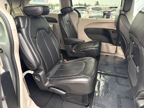 Used 2024 Chrysler Pacifica Touring-L FWD image 22