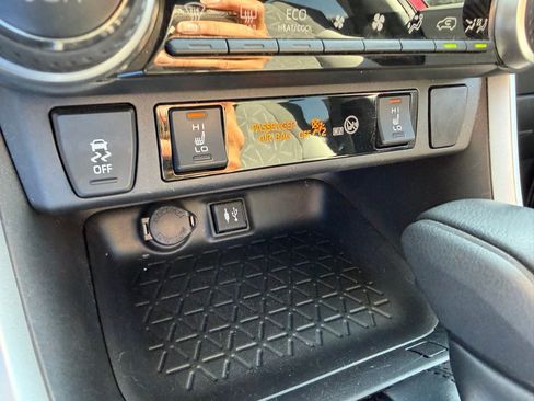 Used 2019 Toyota RAV4 XLE AWD/4WD image 11
