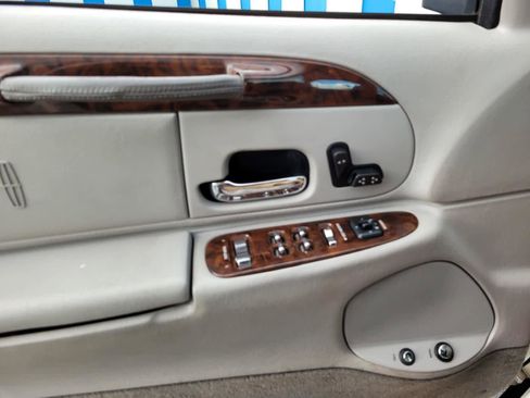 Used 2001 Lincoln Town Car Executive image 6