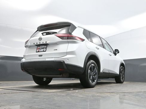 Used 2025 Nissan Rogue SV image 37