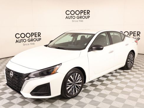 Used 2025 Nissan Altima 2.5 SV FWD image 9