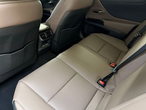 Used 2025 Lexus ES 300h w/ Premium Package FWD image 25