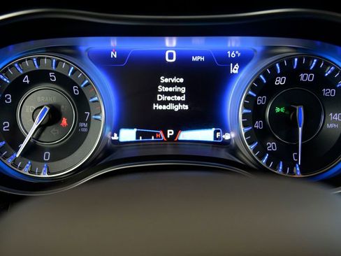 Used 2015 Chrysler 300 C w/ Light Group image 21