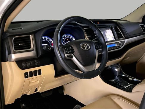 Used 2019 Toyota Highlander XLE FWD image 16