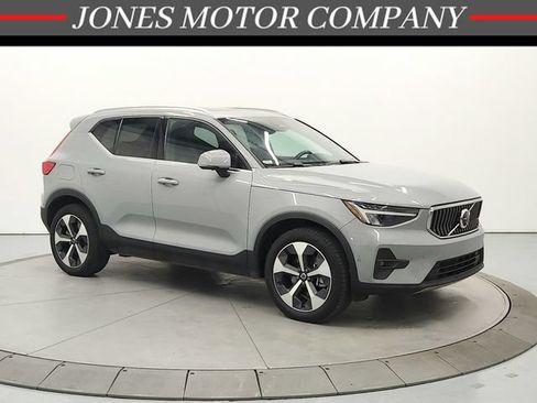 Used 2024 Volvo XC40 B5 Plus AWD/4WD image 1