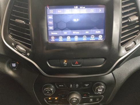 Used 2019 Jeep Cherokee Latitude Plus FWD image 25