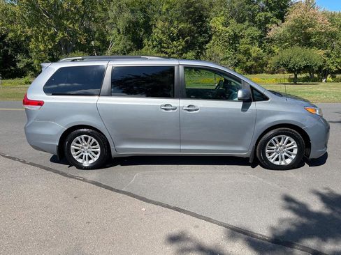 Used 2012 Toyota Sienna XLE image 35