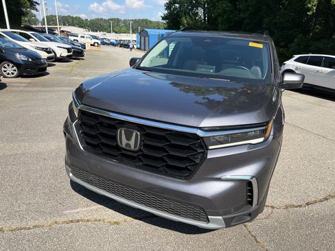 Used 2025 Honda Pilot Touring image 4