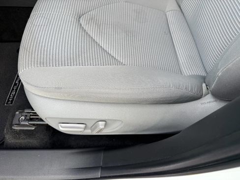 Used 2023 Toyota Highlander LE FWD image 31