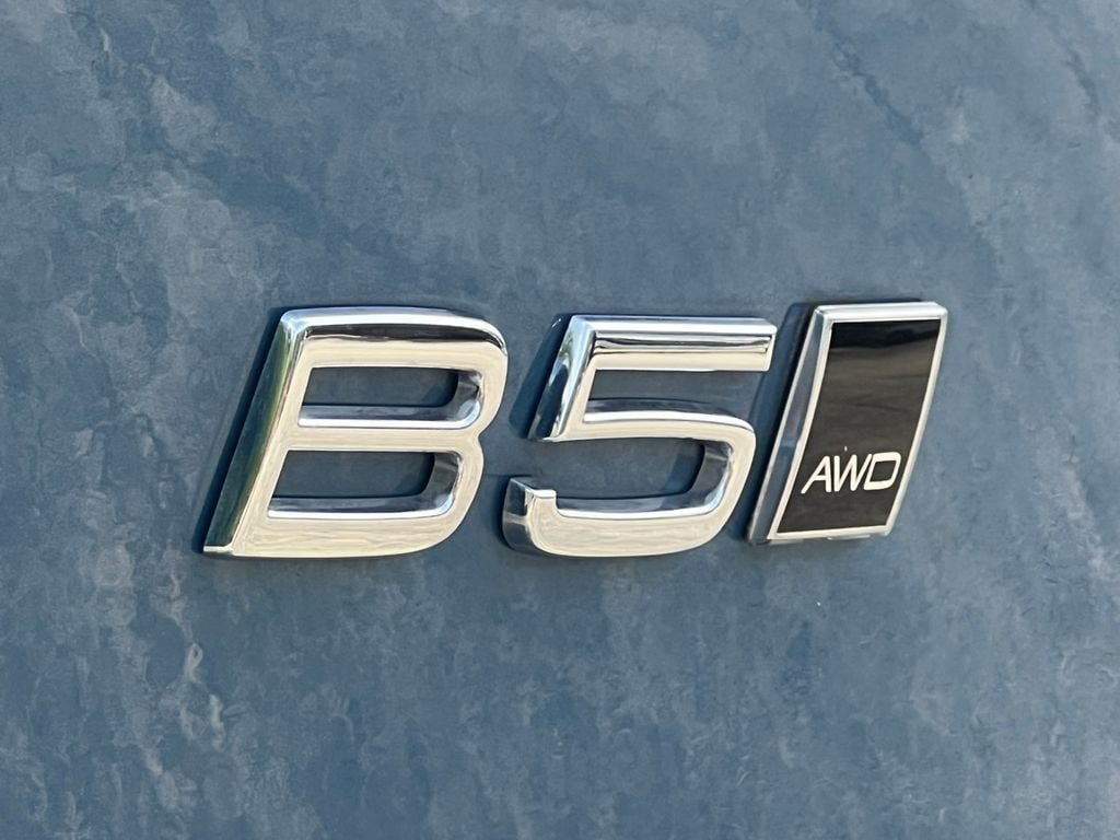 Used 2025 Volvo XC40 B5 Ultra AWD/4WD image 9