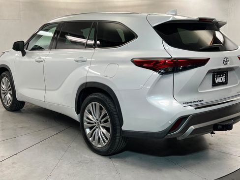 Used 2023 Toyota Highlander Platinum FWD image 3