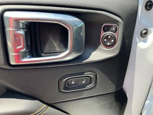 Used 2025 Jeep Wrangler Unlimited Sahara AWD/4WD image 15