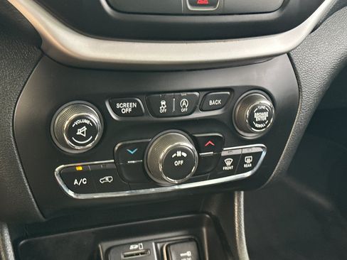 Used 2018 Jeep Cherokee Latitude Plus AWD/4WD image 21