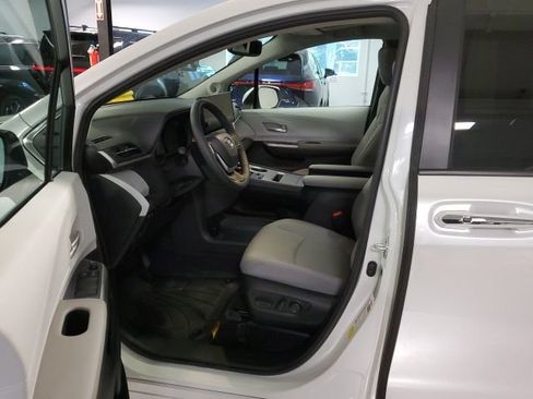 Used 2026 Toyota Sienna XLE AWD/4WD image 10