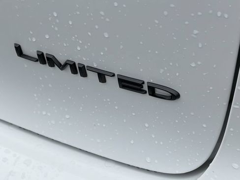 Used 2025 Chrysler Pacifica Limited FWD image 5