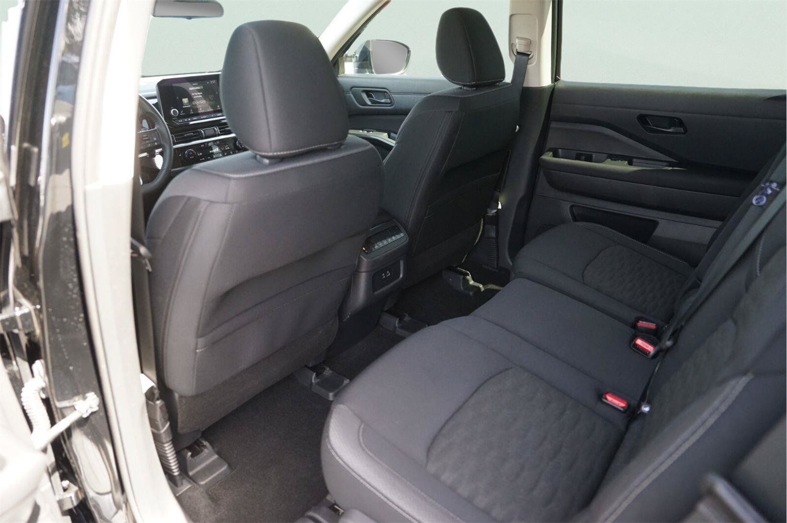 Used 2025 Nissan Pathfinder SV FWD image 11