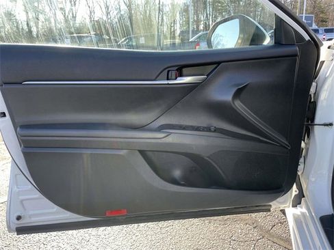 Used 2022 Toyota Camry SE image 17