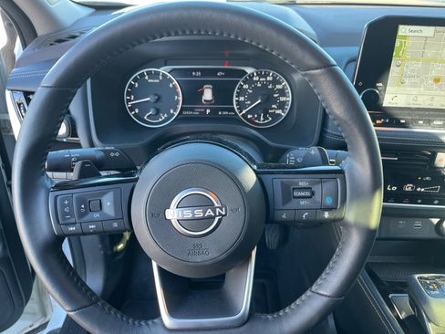 Used 2023 Nissan Rogue SL w/ SL Premium Package image 9