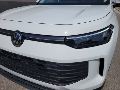 Used 2025 Volkswagen Tiguan SE w/ Panoramic Sunroof Package image 30