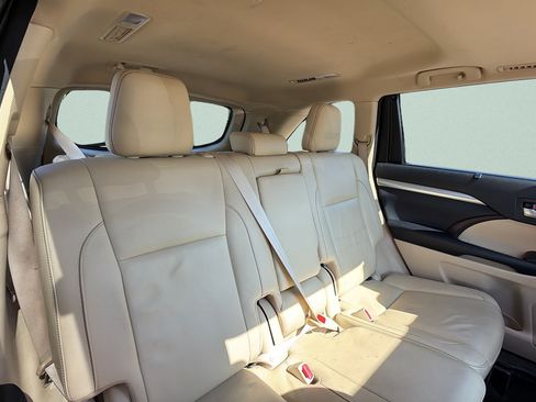 Used 2017 Toyota Highlander XLE AWD/4WD image 31