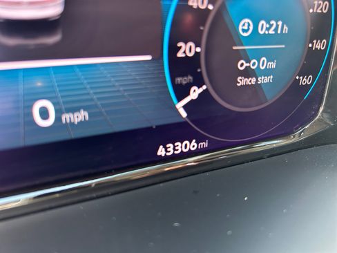 Used 2025 Volkswagen Atlas SE FWD image 2