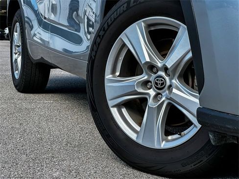 Used 2024 Toyota Highlander LE image 2